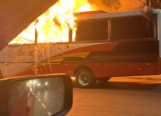 Ônibus da Rota pega fogo na Avenida Rodrigo Otávio e fica totalmente destruído em Manaus