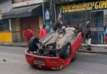 Motorista passa mal e carro capota na Avenida Vera Cruz em Manaus