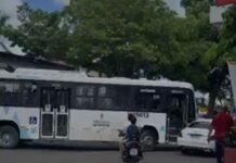 Trânsito fica travado após colisão entre ônibus e carro no Redenção em Manaus