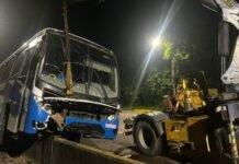 Ônibus sobe em barreira de proteção após acidente na Avenida das Torres em Manaus