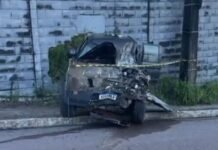 Colisão entre ônibus e picape destrói veículo na Zona Sul de Manaus