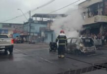 Carro é destruído por incêndio e provoca transtornos no trânsito na Zona Oeste de Manaus