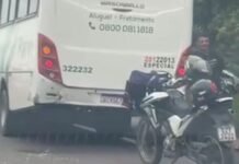 Ônibus sobe em canteiro durante colisão e deixa trânsito lento no Distrito Industrial em Manaus