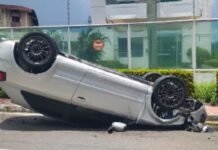 Acidente entre carros deixa veículo capotado no Parque 10 de Novembro em Manaus