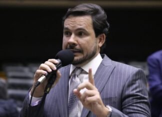 Capitão Alberto Neto cobra Itamaraty sobre amazonenses retidos em Dubai após escalada do conflito no Oriente Médio