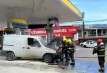 Veículo é destruído por incêndio em posto na Zona Sul de Manaus