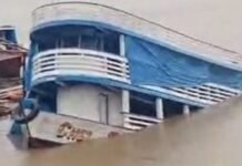 Embarcação naufraga na Orla de Manacapuru no Amazonas