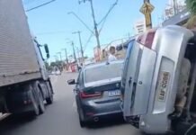 Motorista joga carro em barranco para evitar colisão na Zona Oeste de Manaus