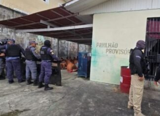 Operação em Parintins apreende celulares, armas e drogas dentro de presídio