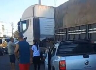 Caminhão fecha carro durante conversão e provoca acidente em Manaus