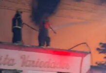 Comerciantes retiram produtos após fogo avançar em direção a estabelecimentos em Manaus